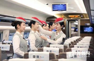 紫韻牡丹綻芳華，魯南高鐵乘務員以新裝新姿開啟禮儀服務新篇章